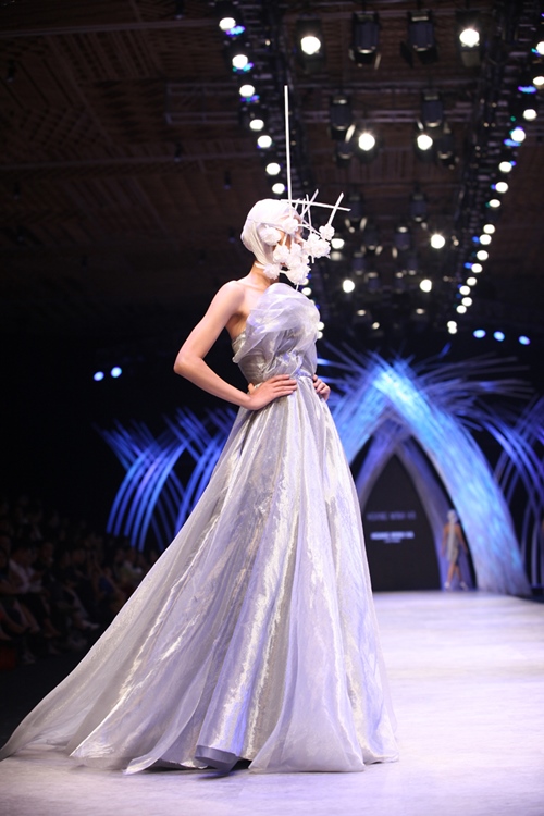 Hai NTK nam "khuấy đảo" sàn diễn ở đêm thứ 2 VIFW - 11