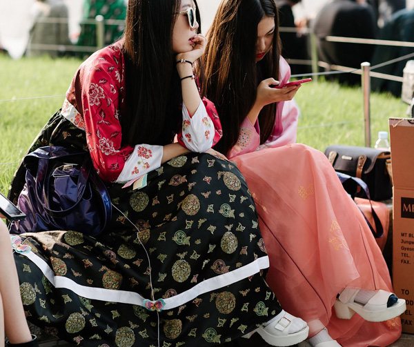 Thích thú xem bạn trẻ Hàn mặc quốc phục đi xem thời trang - 5