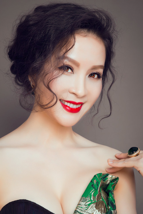 MC Thanh Mai U50 vẫn khiến “hoa ghen, liễu hờn” vì quá đẹp - 11