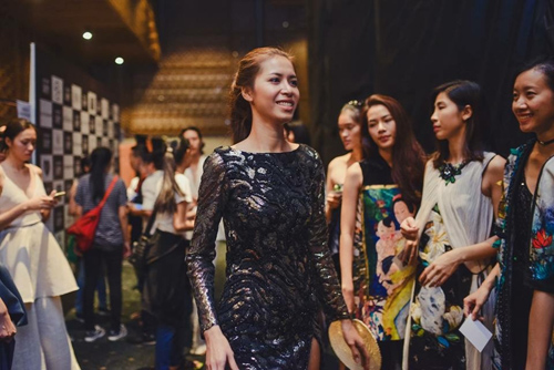 Minh Tú kể chuyện catwalk rơi giày tại Tuần thời trang - 4
