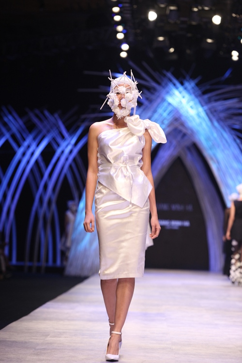 Hai NTK nam "khuấy đảo" sàn diễn ở đêm thứ 2 VIFW - 4
