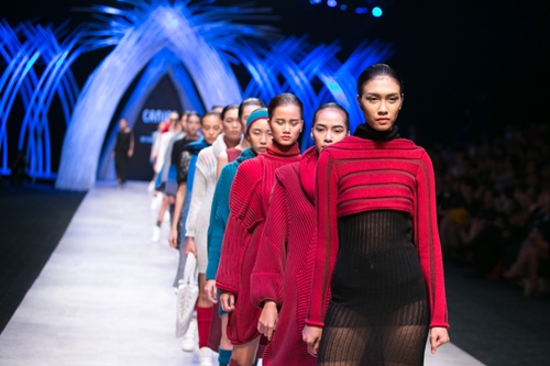 Hai NTK nam "khuấy đảo" sàn diễn ở đêm thứ 2 VIFW - 20