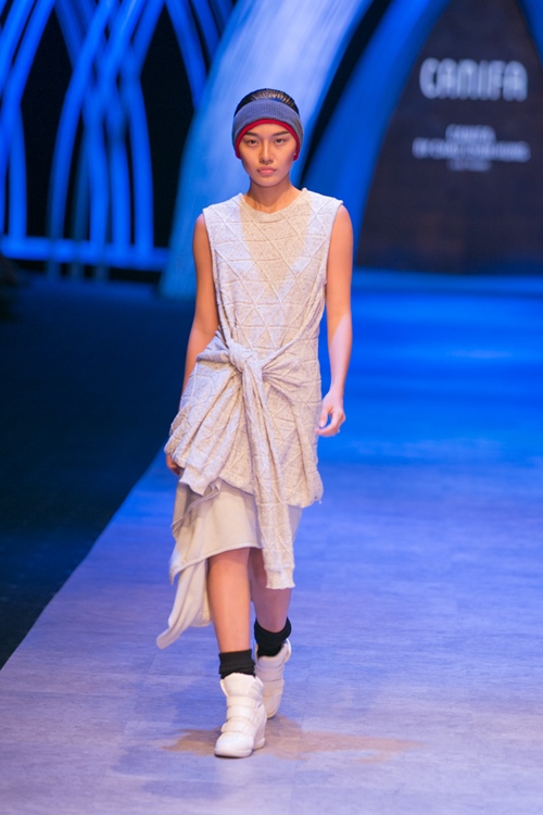 Hai NTK nam "khuấy đảo" sàn diễn ở đêm thứ 2 VIFW - 17