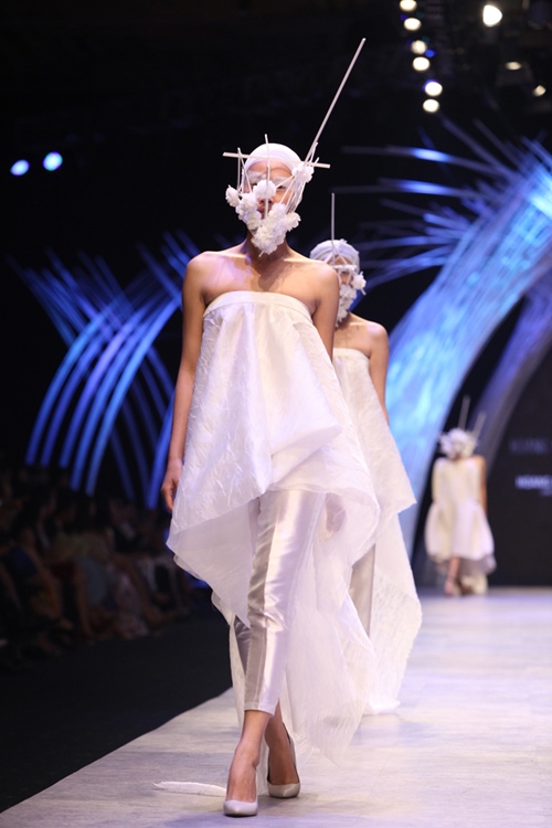 Hai NTK nam "khuấy đảo" sàn diễn ở đêm thứ 2 VIFW - 7