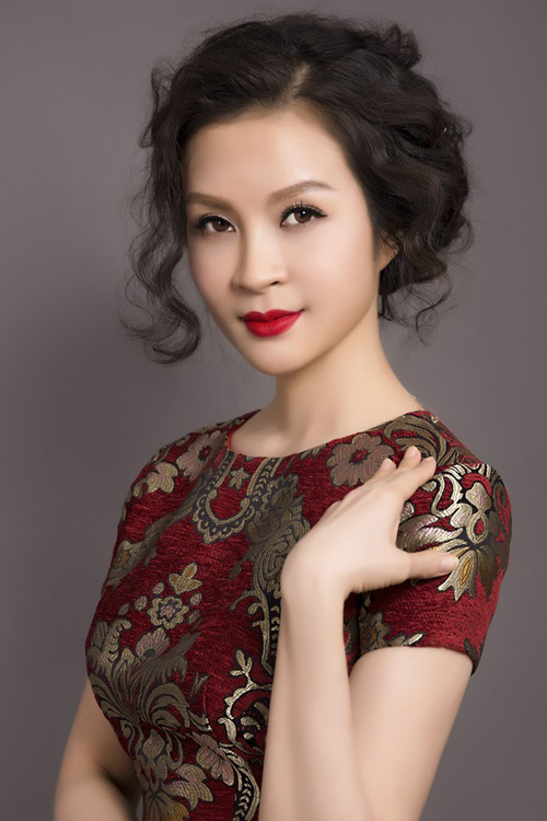 MC Thanh Mai U50 vẫn khiến “hoa ghen, liễu hờn” vì quá đẹp - 9