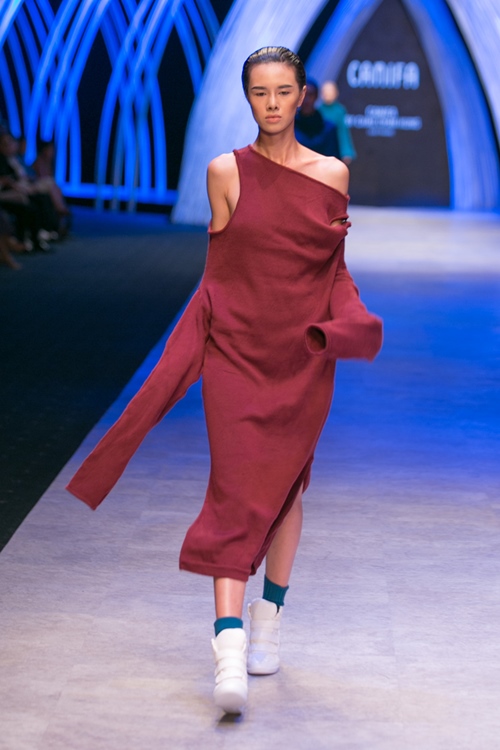 Hai NTK nam "khuấy đảo" sàn diễn ở đêm thứ 2 VIFW - 19