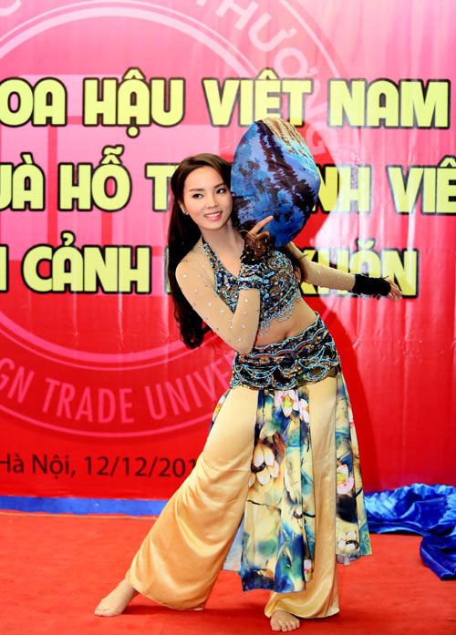 HH Kỳ Duyên nhận 'gạch đá' vì lộ eo ngấn mỡ - 4