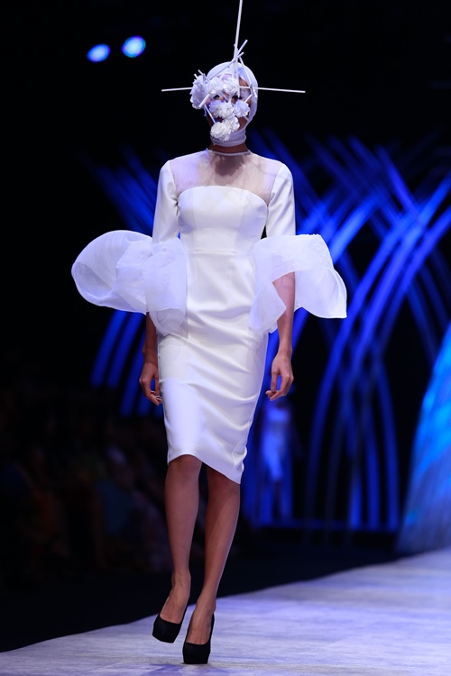 Hai NTK nam "khuấy đảo" sàn diễn ở đêm thứ 2 VIFW - 6