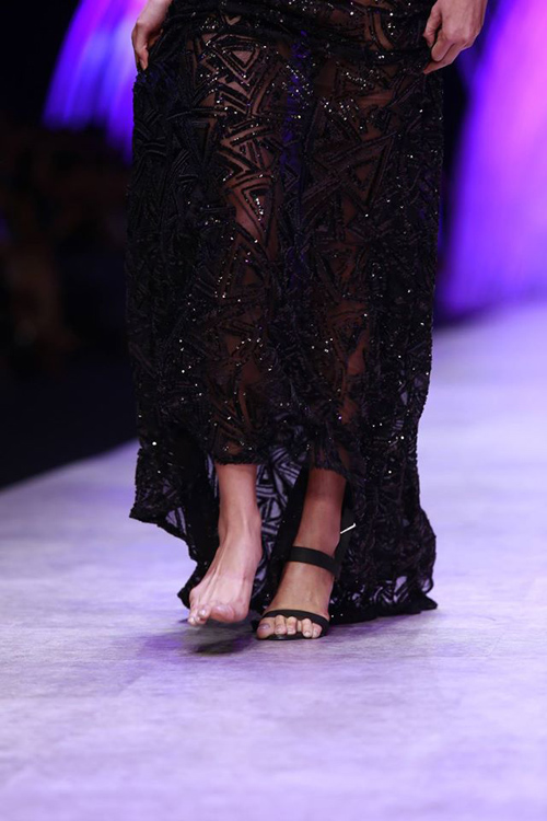 Minh Tú kể chuyện catwalk rơi giày tại Tuần thời trang - 6