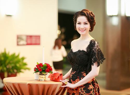 MC Thanh Mai U50 vẫn khiến “hoa ghen, liễu hờn” vì quá đẹp - 5