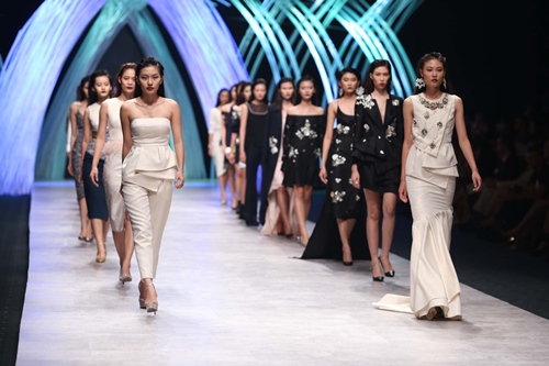 Câu chuyện cổ tích của hai 2 "ái nữ" trong đêm thứ 4 VIFW 2015 - 20