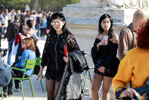 Mẹ chồng Hà Tăng khoe chân thon với con gái ở Paris - 12