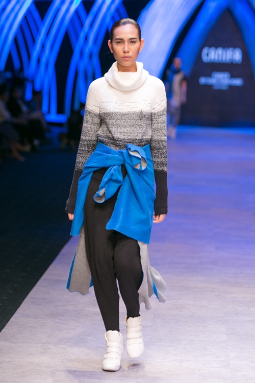 Hai NTK nam "khuấy đảo" sàn diễn ở đêm thứ 2 VIFW - 18