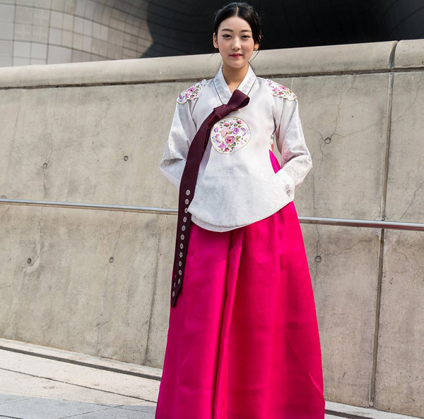 Thích thú xem bạn trẻ Hàn mặc quốc phục đi xem thời trang - 6
