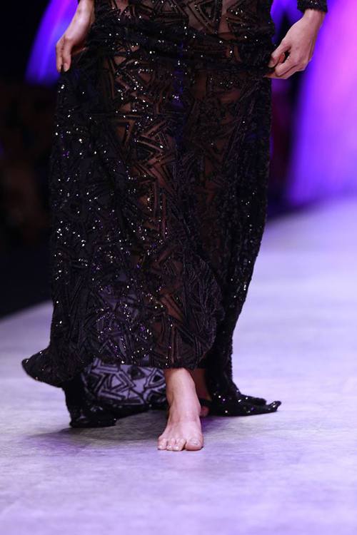Minh Tú kể chuyện catwalk rơi giày tại Tuần thời trang - 7