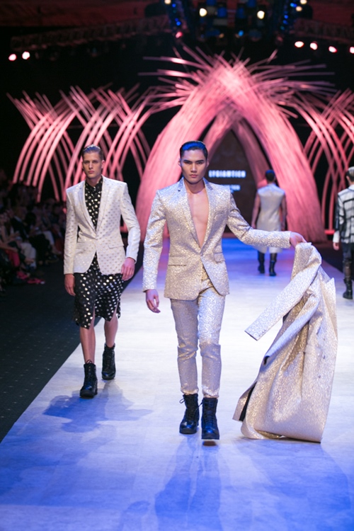 Hai chàng trai thiên tài gây "nhốn nháo" trong ngày 3 VIFW - 13