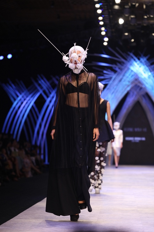 Hai NTK nam "khuấy đảo" sàn diễn ở đêm thứ 2 VIFW - 3