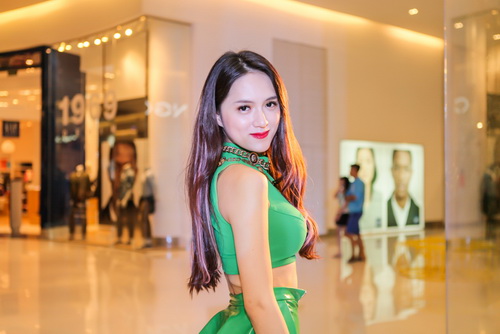 Hương Giang Idol lúng túng vì mặc quần bó chẽn