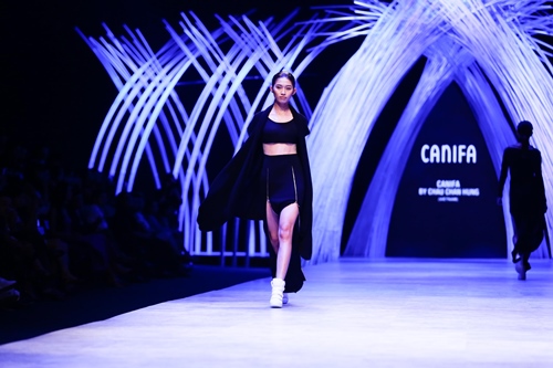 Hai NTK nam "khuấy đảo" sàn diễn ở đêm thứ 2 VIFW - 12