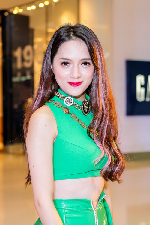 Hương Giang Idol lúng túng vì mặc quần bó chẽn - 2