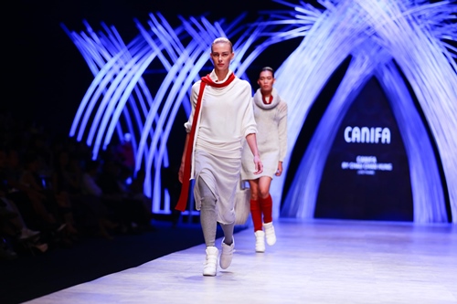 Hai NTK nam "khuấy đảo" sàn diễn ở đêm thứ 2 VIFW - 14