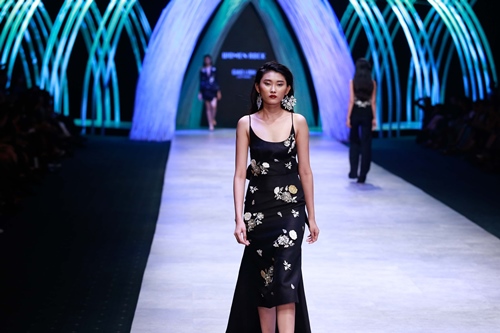 Câu chuyện cổ tích của hai 2 "ái nữ" trong đêm thứ 4 VIFW 2015 - 17