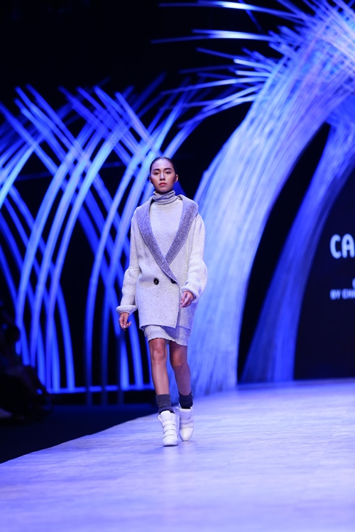 Hai NTK nam "khuấy đảo" sàn diễn ở đêm thứ 2 VIFW - 13