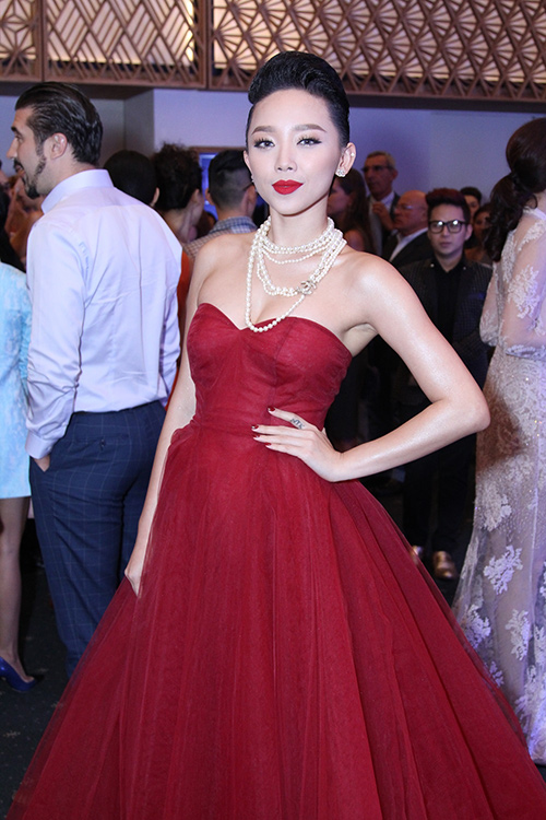 HH Phạm Hương, Angela Phương Trinh làm náo động thảm đỏ - 7