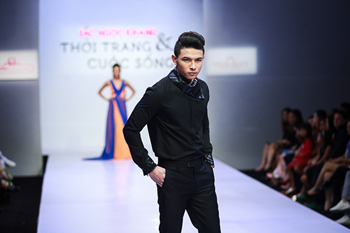 Thanh Hằng catwalk điêu luyện với đôi cánh nặng 12 kg - 11