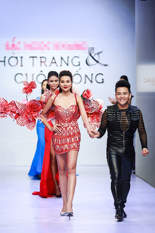 Thanh Hằng catwalk điêu luyện với đôi cánh nặng 12 kg - 4