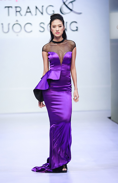 Thanh Hằng catwalk điêu luyện với đôi cánh nặng 12 kg - 13