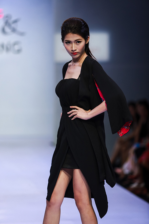 Thanh Hằng catwalk điêu luyện với đôi cánh nặng 12 kg - 9