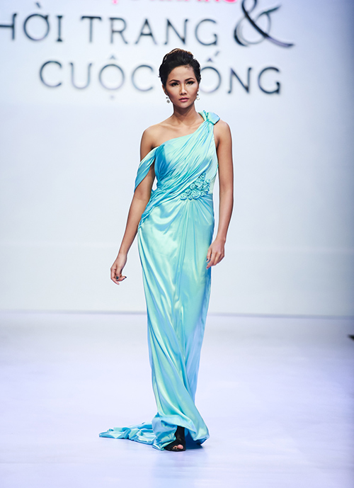 Thanh Hằng catwalk điêu luyện với đôi cánh nặng 12 kg - 14