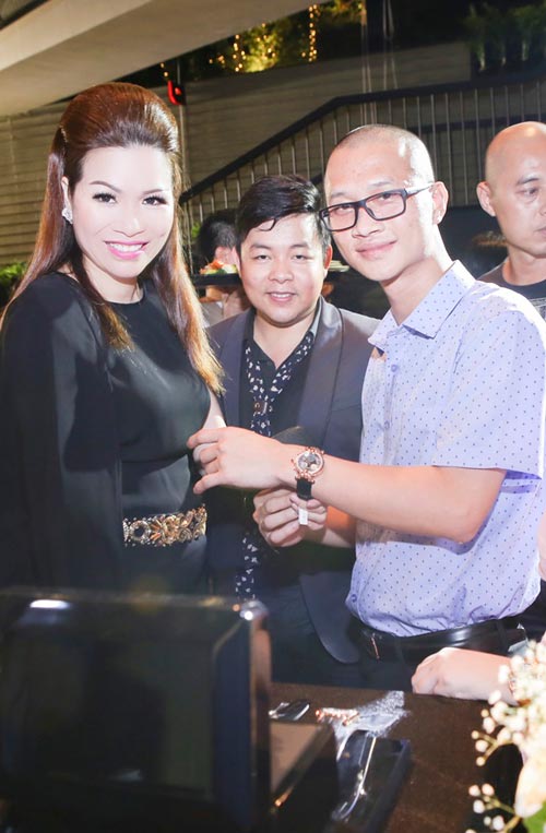 Hoa hậu Bùi Thị Hà trẻ trung với son hồng, tóc thẳng - 2