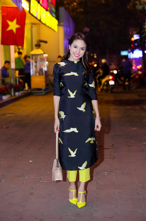 van hugo xach tui 70 trieu noi bat voi ao dai gam - 1