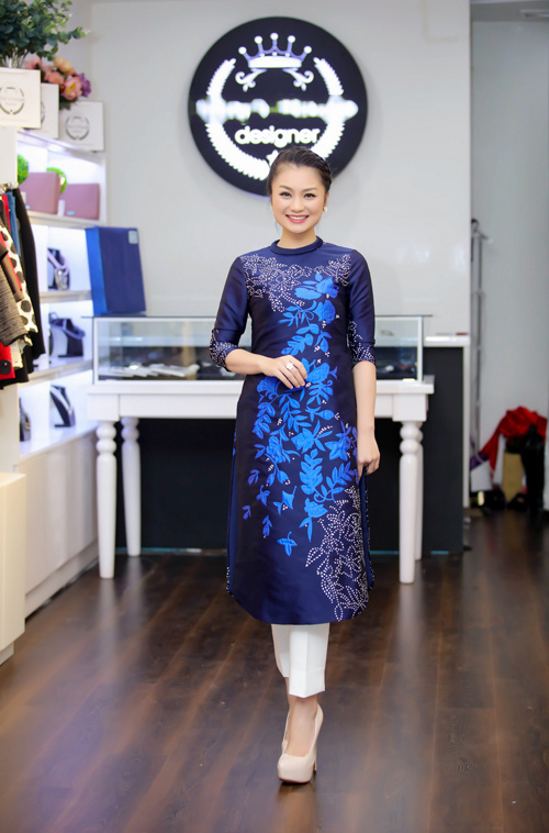 van hugo xach tui 70 trieu noi bat voi ao dai gam - 10