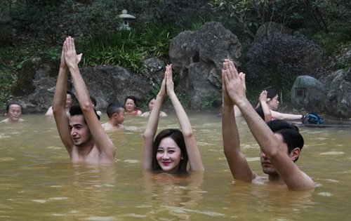 dan my nhan dien bikini tap yoga duoi nuoc lanh giua troi dong - 6