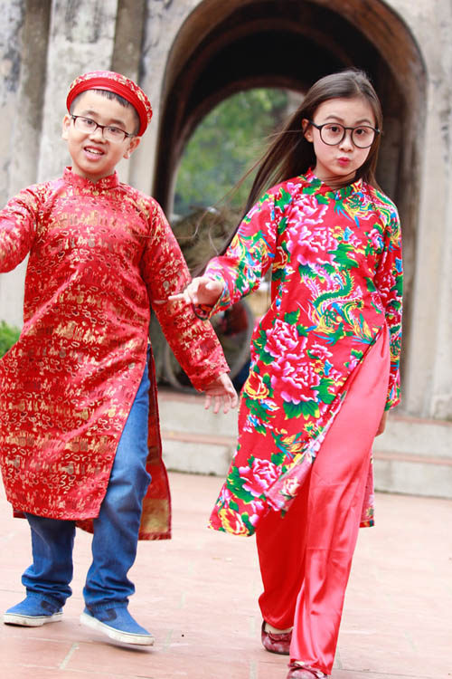 mau nhi don tet rang ngoi voi ao dai hoa tiet hot nhat nam - 7