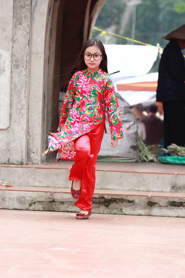 mau nhi don tet rang ngoi voi ao dai hoa tiet hot nhat nam - 9