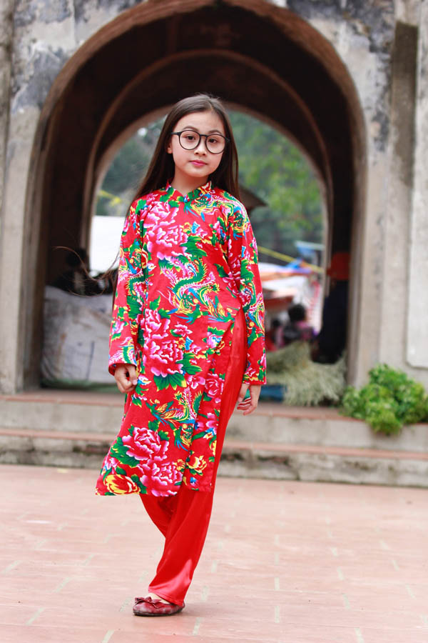 mau nhi don tet rang ngoi voi ao dai hoa tiet hot nhat nam - 8