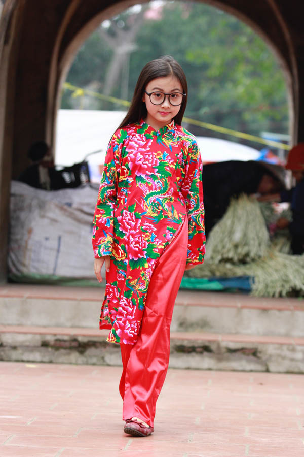 mau nhi don tet rang ngoi voi ao dai hoa tiet hot nhat nam - 3