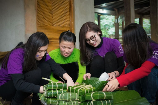 Á hậu Tú Anh gói bánh chưng xanh tặng người nghèo