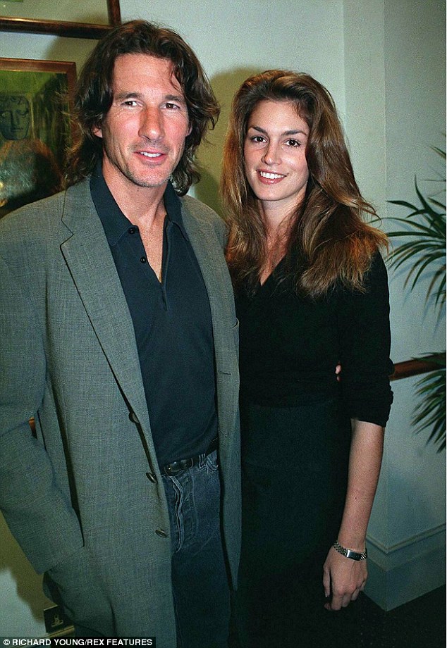 Cindy từng có cuộc hôn nhân từ năm 1991 đến năm 1995 bên nam diễn viên điển trai Richard Gere.