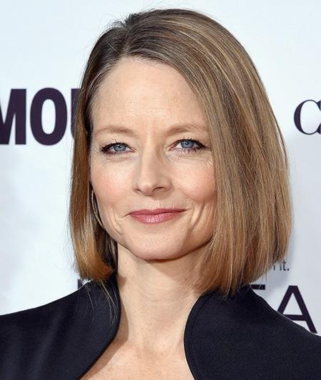 “Đó không phải là những thứ của tôi”, nữ diễn viên Jodie Foster chia sẻ quan điểm về chuyện phẫu thuật thẩm mĩ, “Những gì người khác muốn làm, tôi đều cảm thấy bình thường. Còn với tôi, đó thực sự là sự tự nhận thức về chính mình. Chẳng hạn, tôi thích có ai đó đến và “Wow, cô gái đó có một chiếc mũi xấu quá” thay vì “Wow, cô gái đó làm một chiếc mũi thật xấu””.