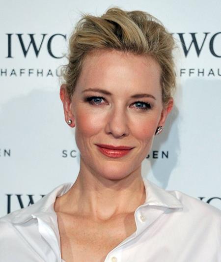 Sao phim “Lọ Lem” Cate Blanchett thì không quá kiêng dè chuyện dao kéo nhưng nữ diễn viên thực sự lo sợ những hệ lụy lâu dài từ việc này. Cate cho biết: “Việc đó không đem lại cho tôi sự ngưỡng mộ mà chỉ có thương hại mà thôi”.