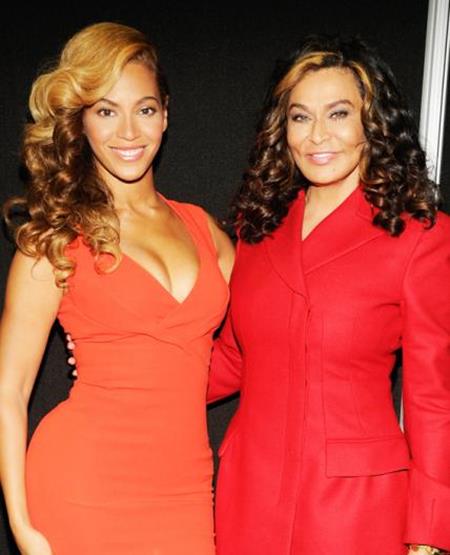 Queen Bey luôn dành rất nhiều tình cảm cho người mẹ Tina Knowles của mình: “Mẹ đã cho tôi và em gái tự do thể hiện phong cách của chính mình, điều này đã mang lại cho chúng tôi rất nhiều sự tự tin”.