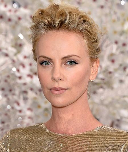 Charlize Theron luôn nằm trong danh sách những sao nữ đẹp nhất hành tinh và nhan sắc của mỹ nhân Nam Phi này là hoàn toàn tự nhiên. Tuy vậy, Charlize cũng không phản đối chuyện động chạm dao kéo trong tương lai. Nữ diễn viên cho biết: “Tôi không thể thấy trước chuyện bản thân mình có phẫu thuật thẩm mĩ hay không. Tôi chỉ mới ngoài ba mươi. Có thể mọi chuyện sẽ khác khi bạn bước vào độ tuổi năm mươi, sáu mươi”.