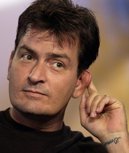 Ngôi sao vừa mới thừa nhận bị HIV trong năm 2015, Charlie Sheen cũng đã có bốn năm hôn nhân mặn nồng với nàng “Bond girl” Denise Richards và Sheen cũng đã quyết định xăm cái tên Denise vào cổ tay. Tuy nhiên, sau đó cặp sao đã chia tay và vợ mới của Sheen là Brooke Mueller đã yêu cầu nam tài tử xóa bỏ hình xăm này.