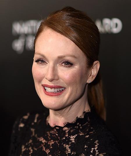 Nhìn vào nhan sắc mặn mà hiện tại, khó có thể tin Julianne Moore đã bước sang tuổi 55. Ngôi sao phim “Still Alice” cho biết bản thân chưa bao giờ nghĩ tới chuyện phẫu thuật thẩm mĩ: “Tôi muốn mình có thể trông già đi càng tự nhiên càng tốt”.