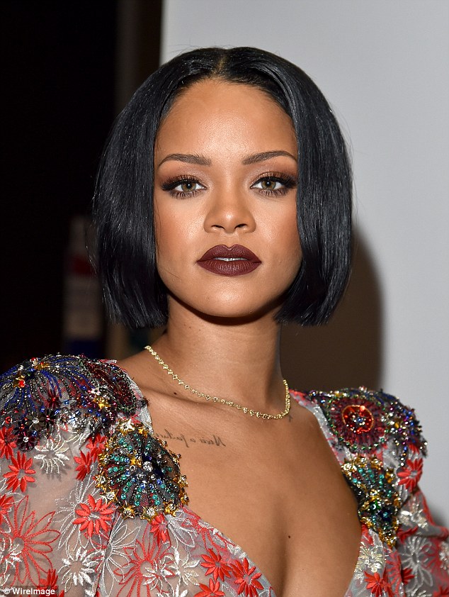 Rihanna trang điểm ấn tượng với son môi màu socola